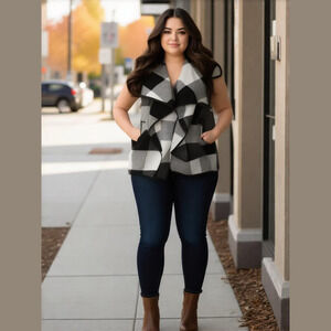 Yacun Black and White Open Front Vest P2P 25.5. Length 35. SIZE 2X NWOT